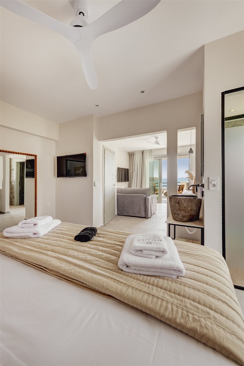 Master Suite with Sea View at Armia Experience Hotel, Vári, Sýros